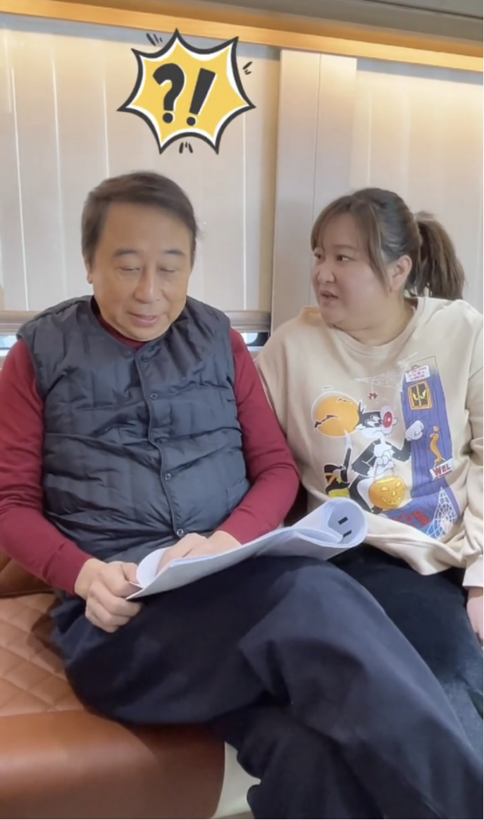 贾玲罕见与师傅冯巩同框,穿一身家居服太自然,俩人关系真好