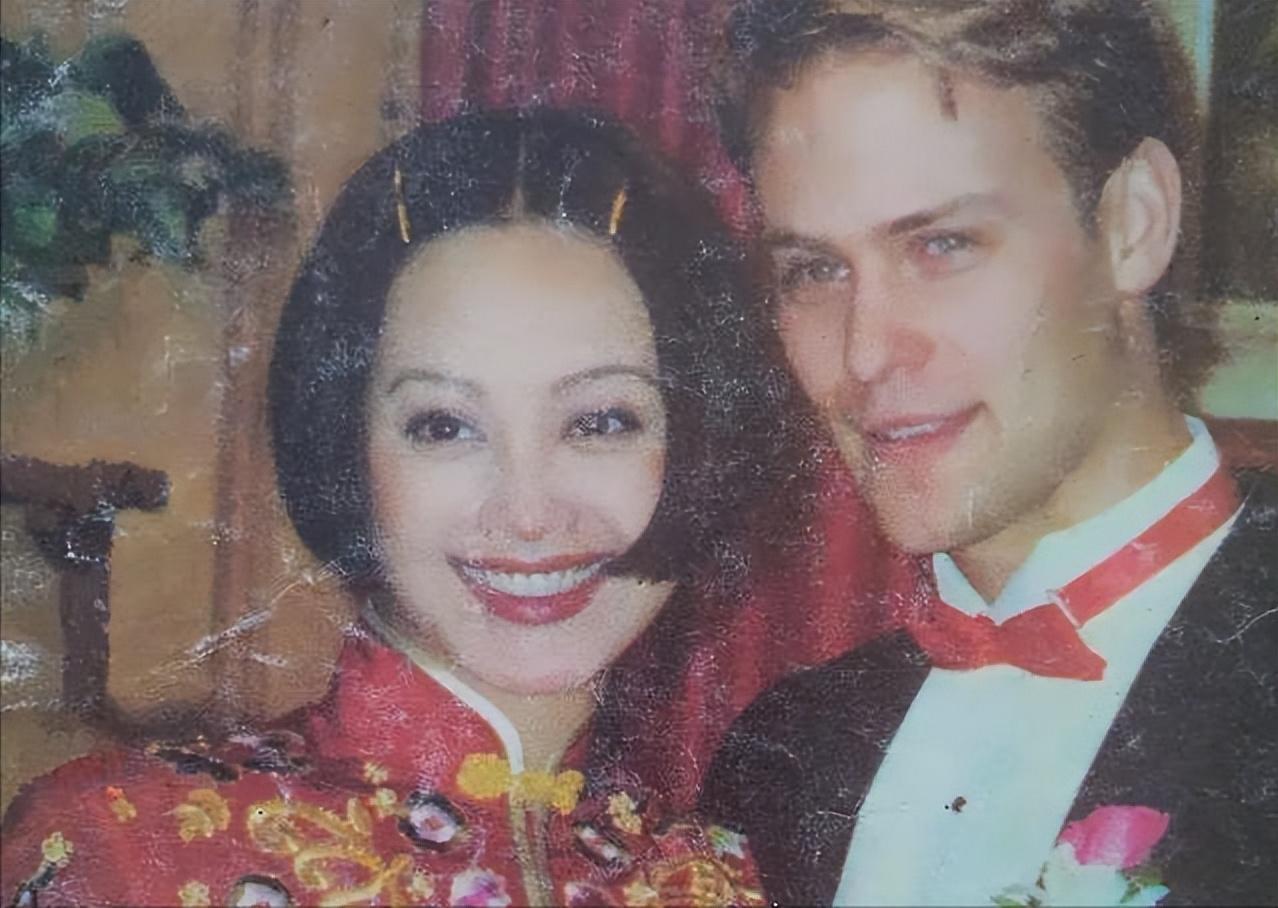 回顾宁静情史:嫁美国前夫离婚后男人不断,50岁依旧我行我素