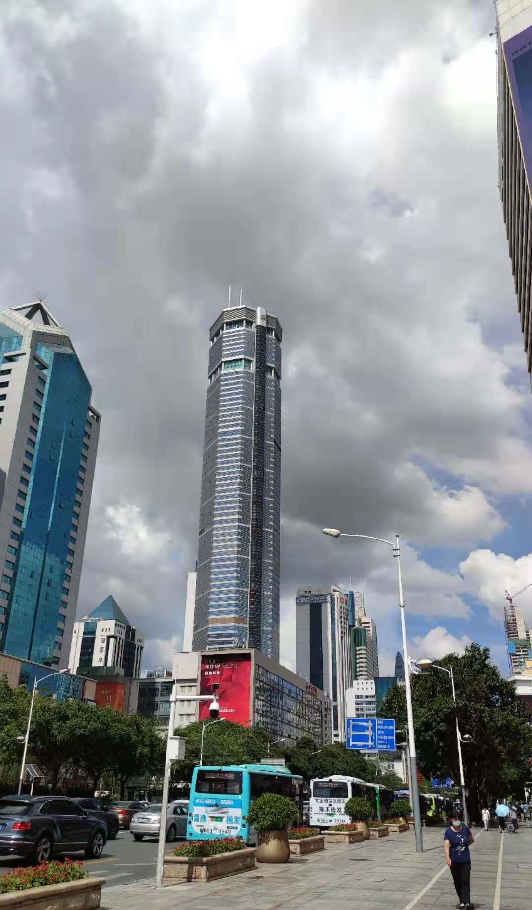 记者感受深圳赛格大厦再晃动:恶心眩晕,低层淡定理货高层全撤