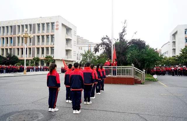 遂平五中开展主题升旗仪式暨2023一年级首批新队员入队仪式