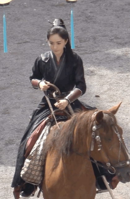 杨幂《斛珠夫人》最新路透,男装骑马英姿飒爽,女装遮面娇羞妩媚