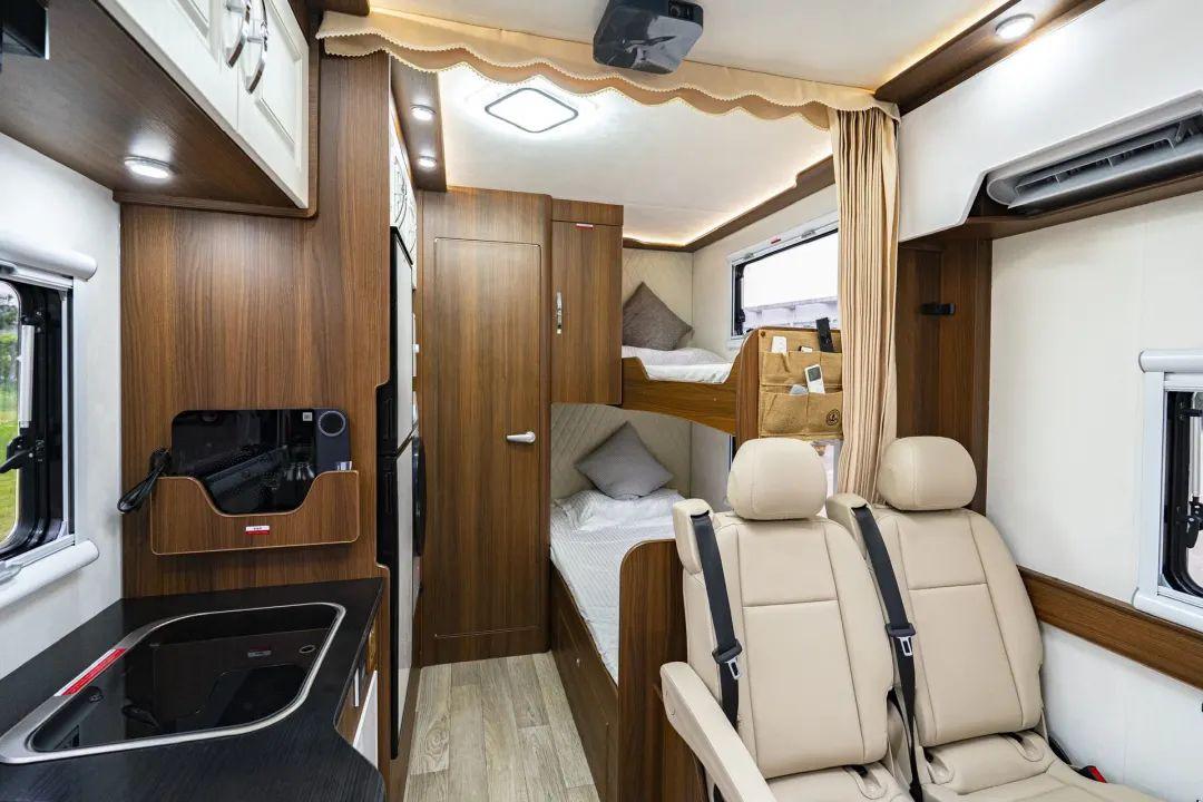 旅行新选择!中欧乐星房车 插电式混合动力 全新驾驶体验