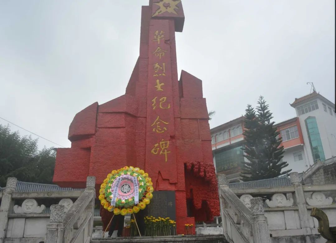 【教育整顿】屏边县人民法院到烈士陵园开展爱国主义教育