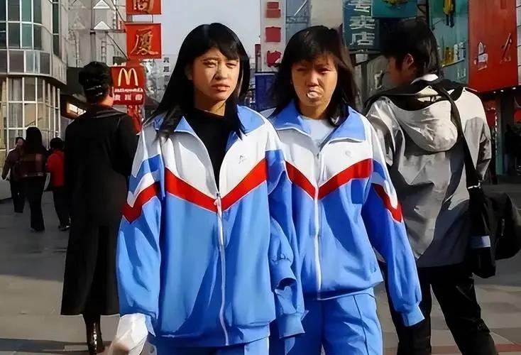 回顾家长不解:"高马尾"在中学生里逐渐消失,满大街都是"鲶鱼头"