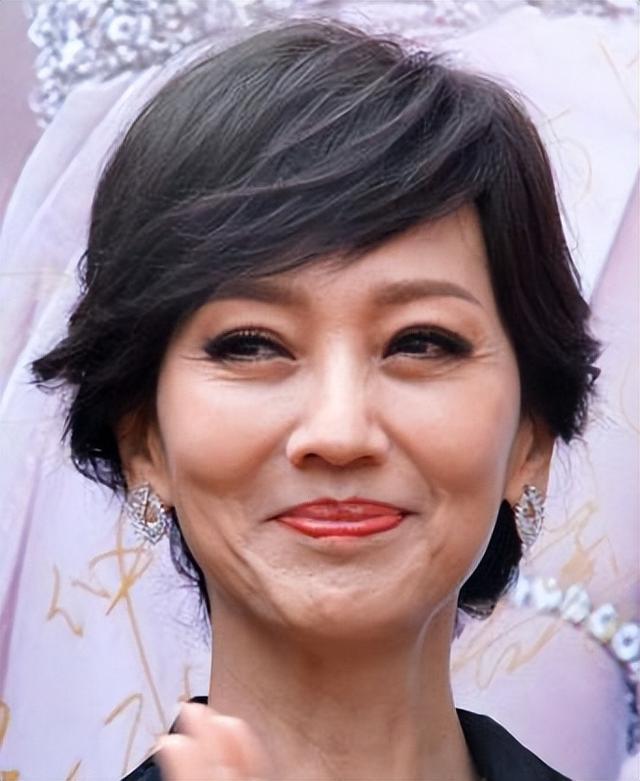 在高清镜头下,明星们的皮肤状态堪忧,让我认识到了化妆的重要性