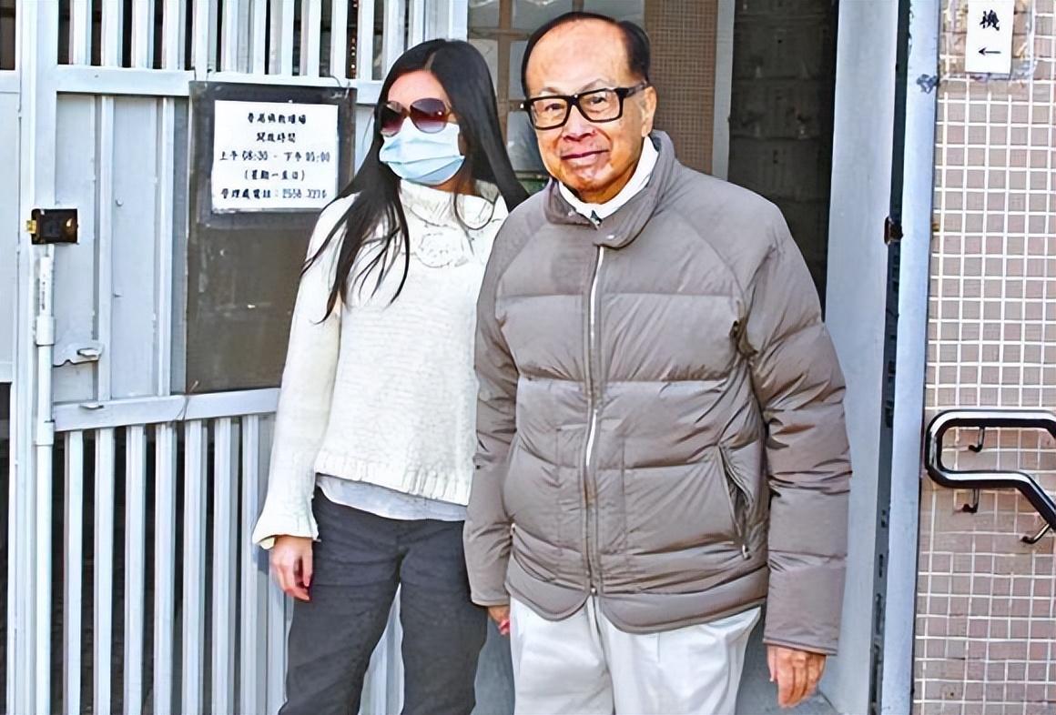 回顾89年李嘉诚花3000万,带18岁李嘉欣回家过夜,次日原配家中暴毙