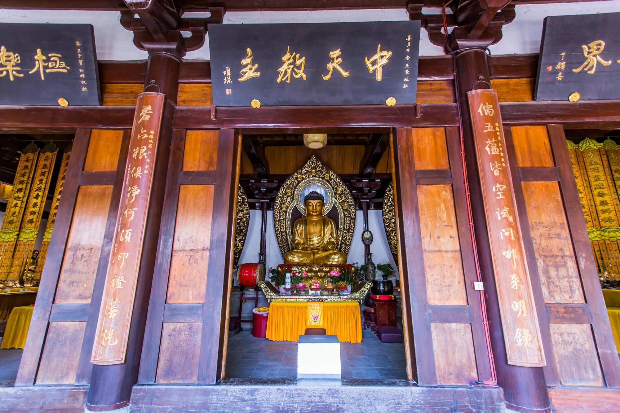 浙江台州有一座龙兴寺,历史悠久,是日本佛教天台宗的重要发祥地