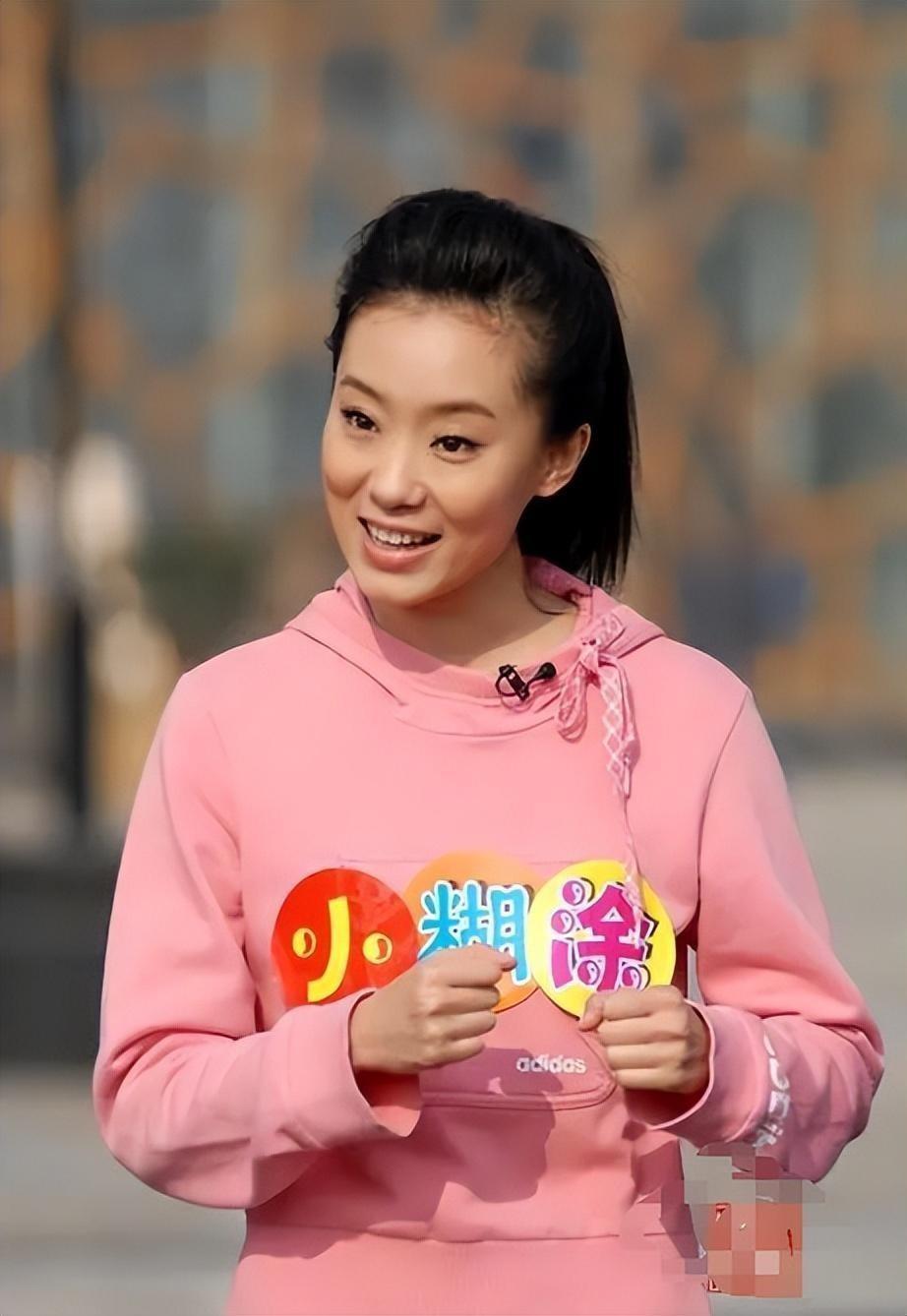 张小斐刚开始主要演小品,作为小品演员,张小斐以搞笑形象来吸引观众