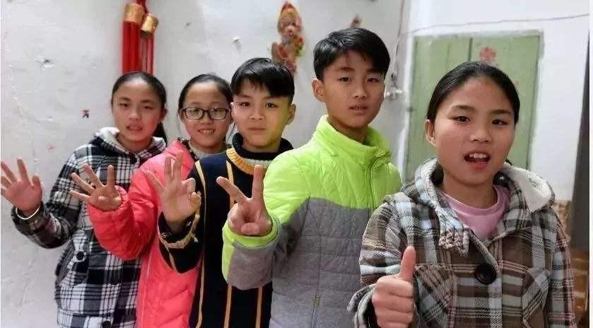 2006年,安徽一农妇生下五胞胎,父母坚持不愿送人,如今已读高中