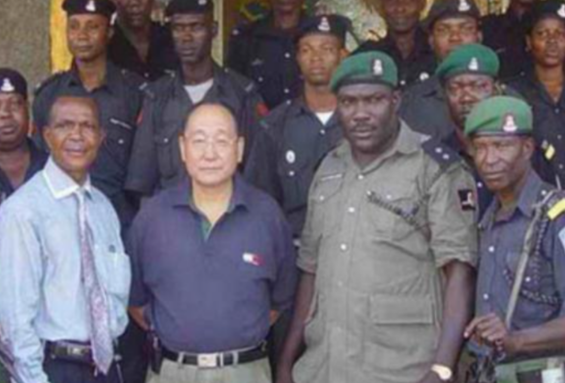 牛人胡介国:当非洲酋长,资产上亿有私人卫队,黑白两道都得给脸