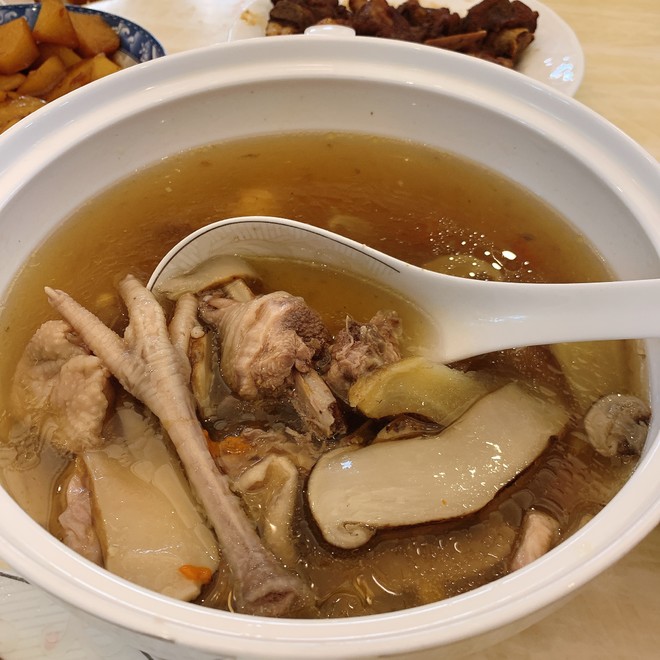 「美食菜谱」松茸炖鸡汤:云南特色汤品,营养丰富,滋养身体!