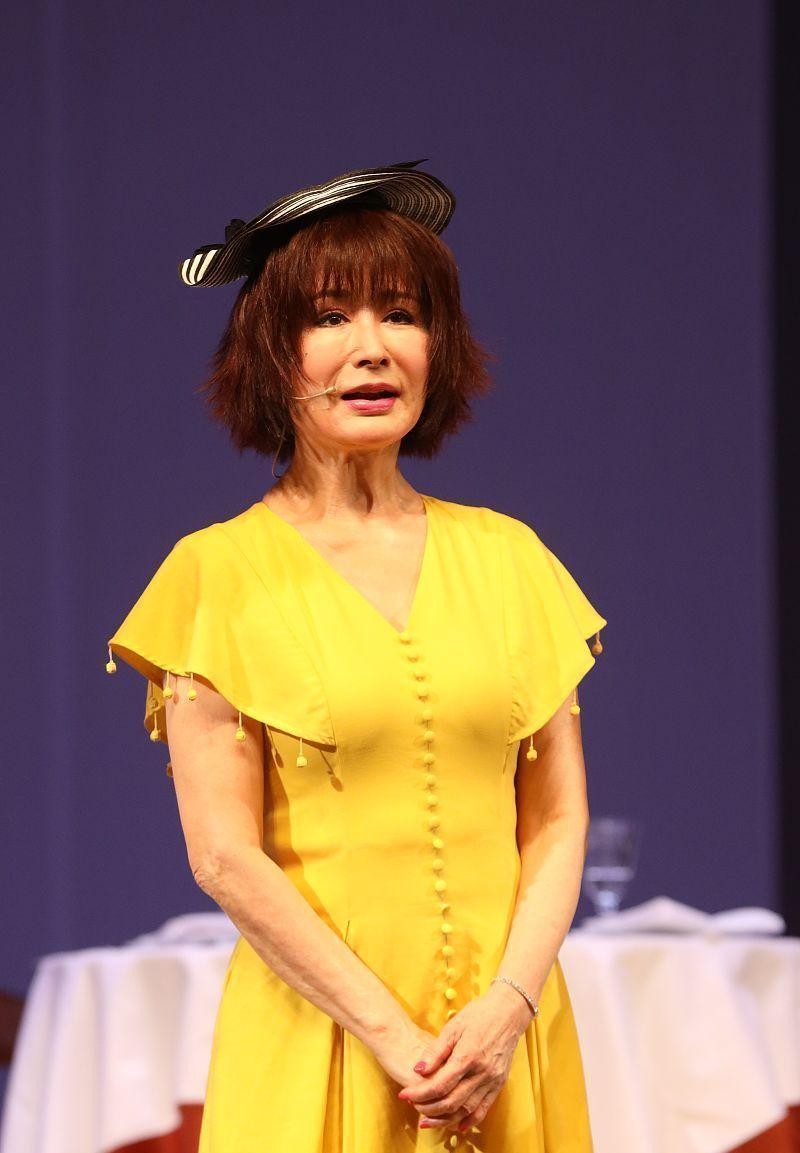 潘迎紫年龄虽然大了,可还是爱穿小姑娘裙子,柠檬黄也能轻松驾驭