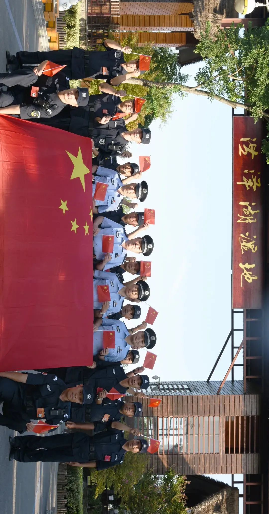 我与国旗共合影|向心中的那一抹红致敬!