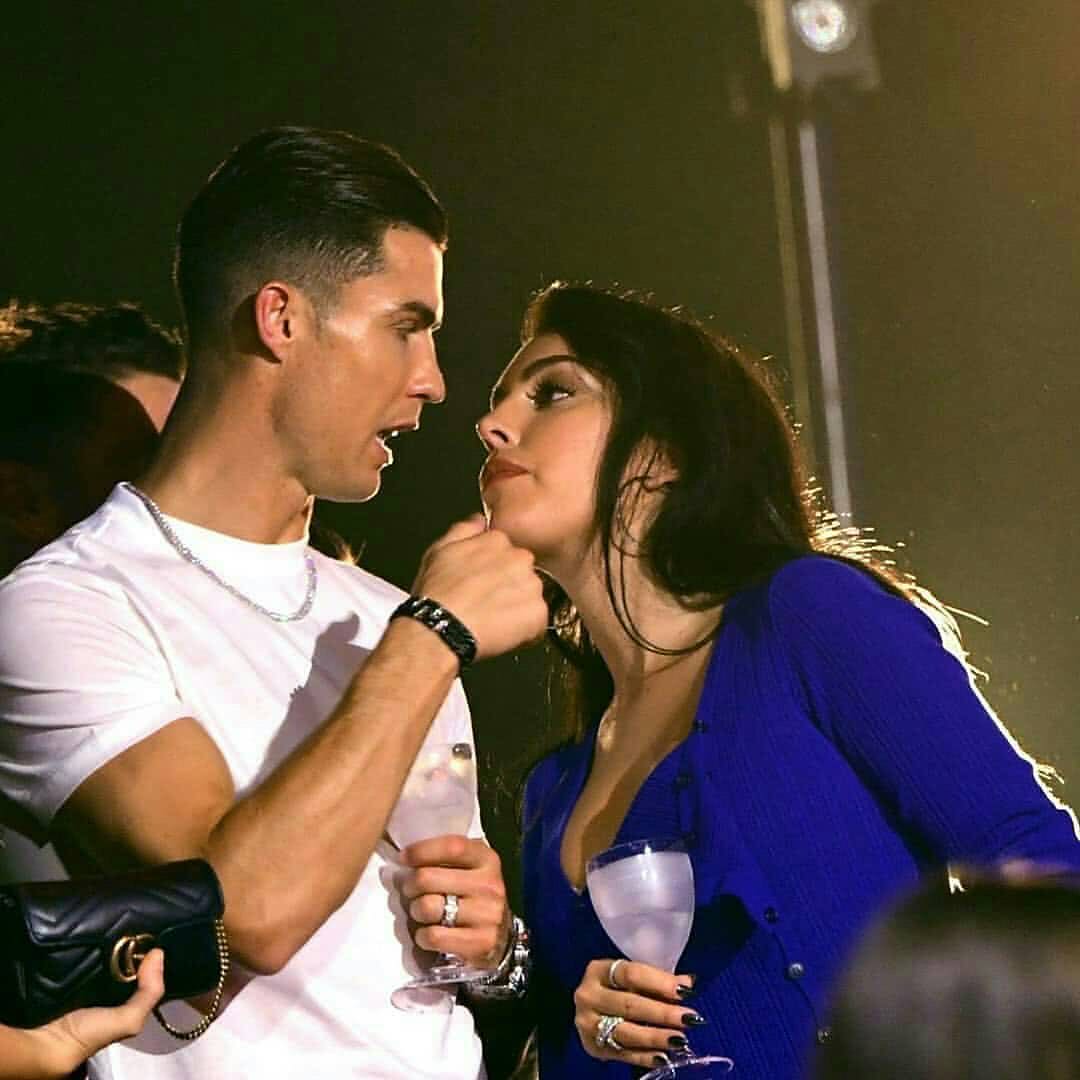 乔治娜晒近照,c罗不在家一人在泳池边远望,身材曲线令人遐想!