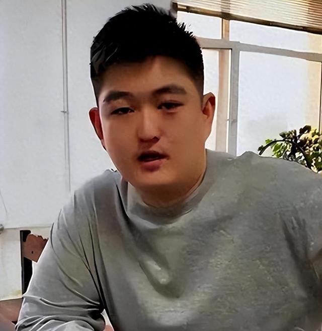 赵一楠拿金烟斗高调炫富:他抽的不是烟,是赵本山打下的"江山"