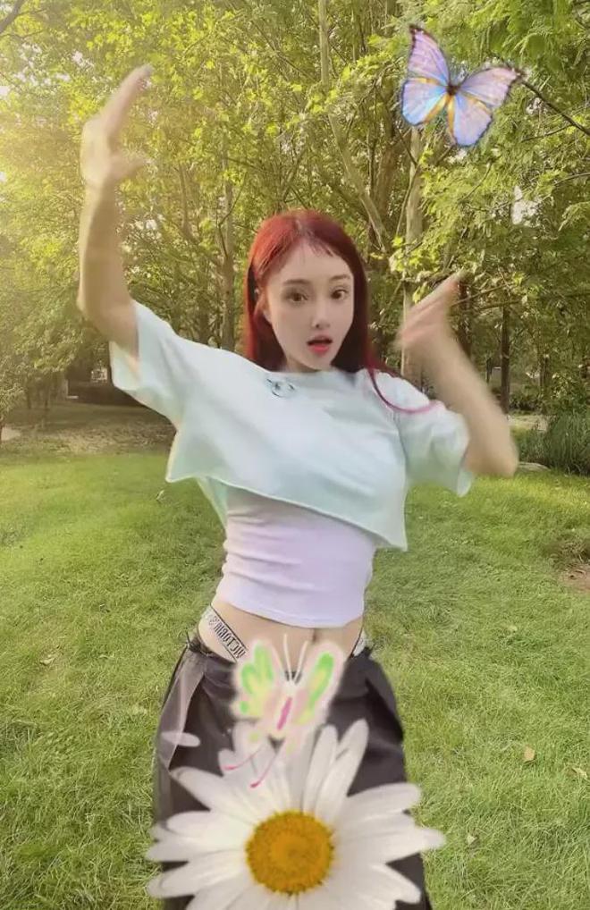 李小璐穿丁字连体衣服,在床边低俗玩擦边,网友直呼:辣眼睛?