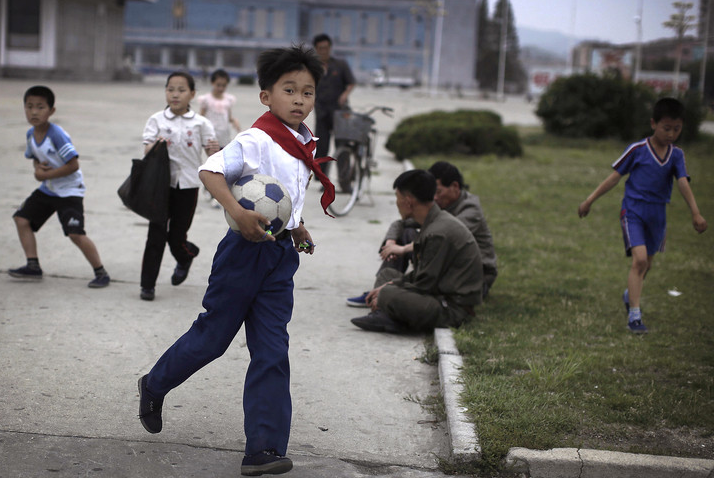 朝鲜观察,朝鲜小学生懂事又独立,高速公路上穷的不设隔离带