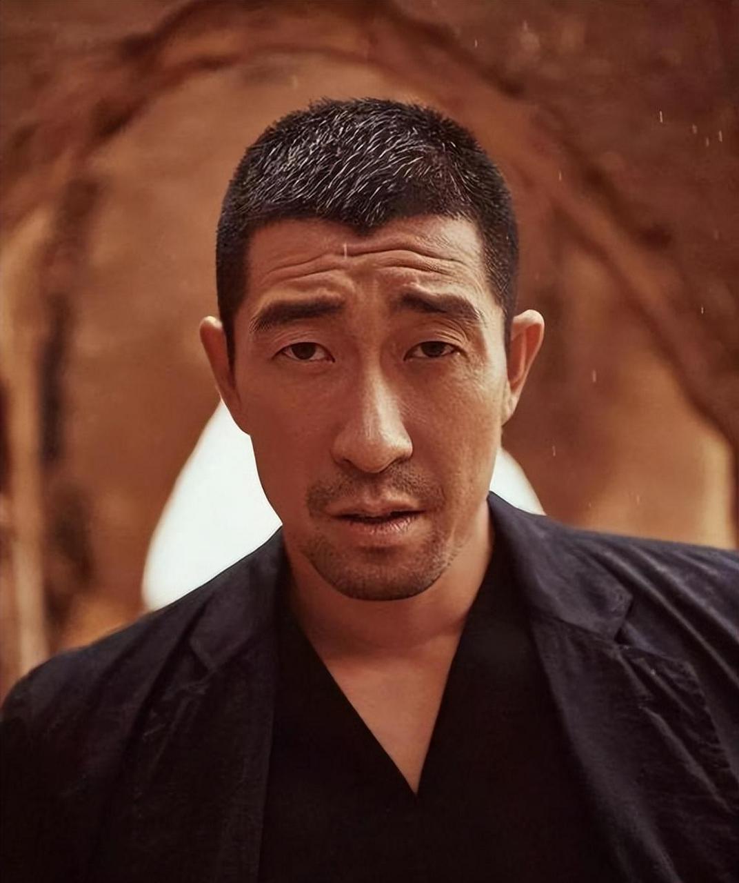 王千源是一位独具匠心的演员,以其独特的风格和时尚触感成为众人瞩目