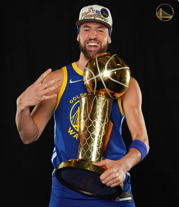 勇士夺冠定妆照出炉:科尔最淡定!库里抱俩奖杯 汤神咧嘴比4