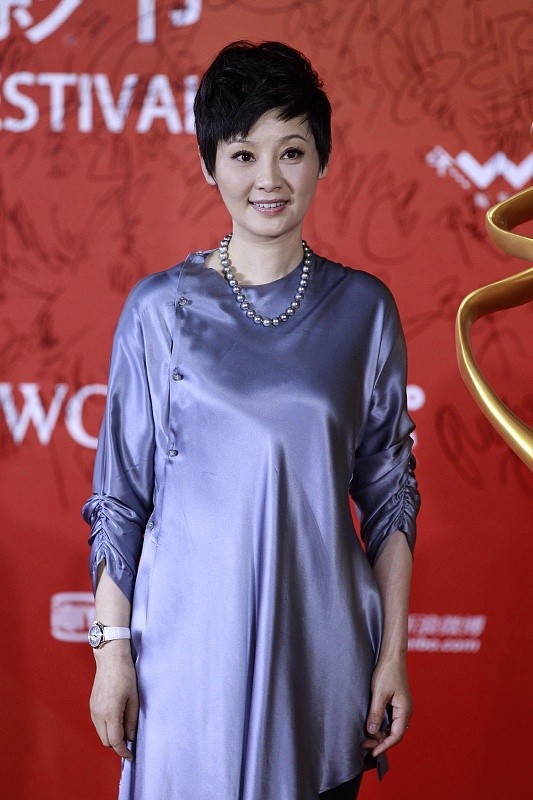 冯小刚妻子徐帆好有气质,身穿蓝色长裙,看起来知性又优雅