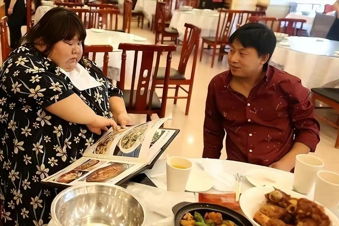 纪实:美丽校花被丈夫喂胖400斤,睡塌两张床,丈夫:我怕有人抢走