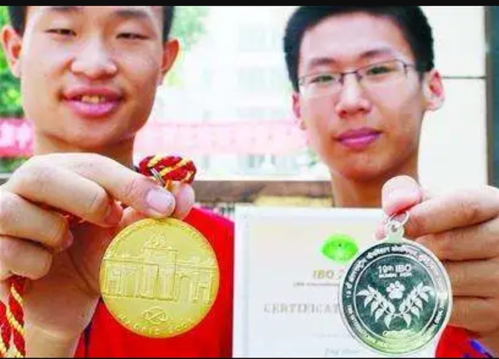 清华精良制作的招生宣传片,被北大的韦神截胡,网友:清华完败!