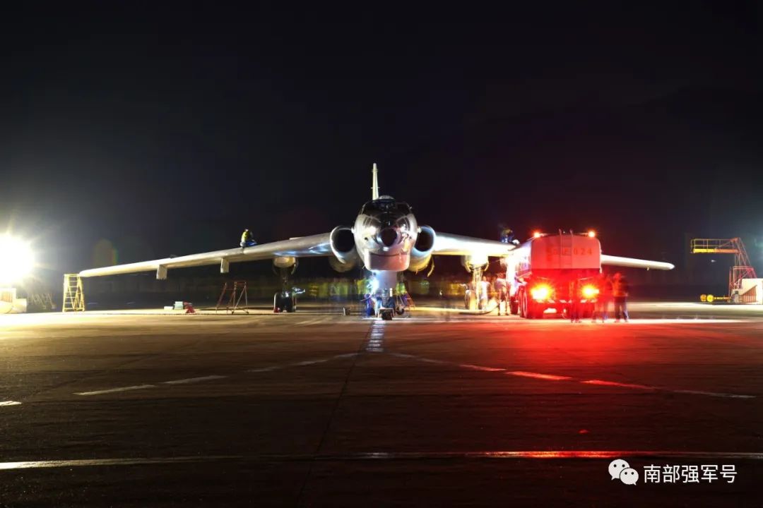 热点|接连多日！南部战区海军航空兵某轰炸机团开展昼夜间飞行训练