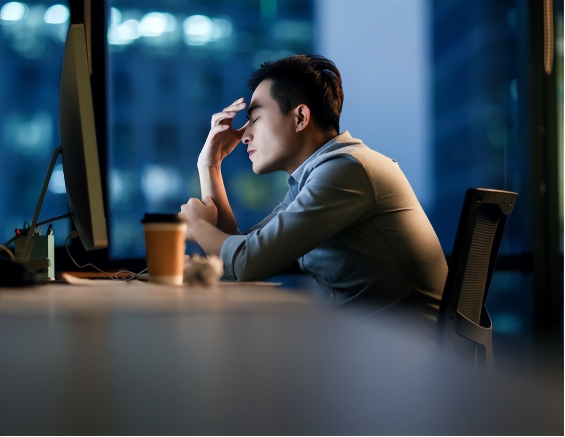 东亚人加班熬夜拼命内卷,为啥收入却低欧美?