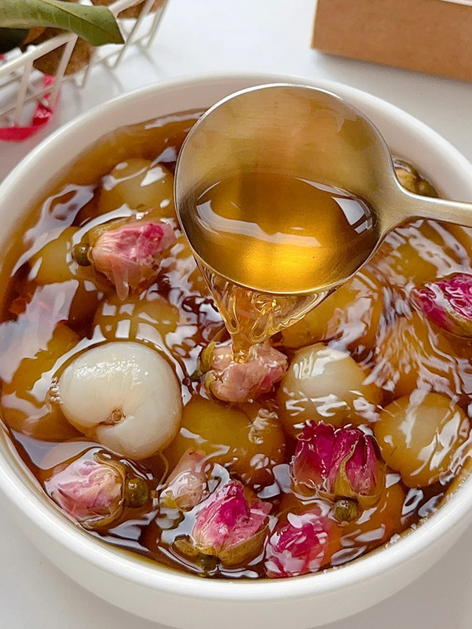 这时候,一杯桂圆玫瑰花红茶就能派上大用场!