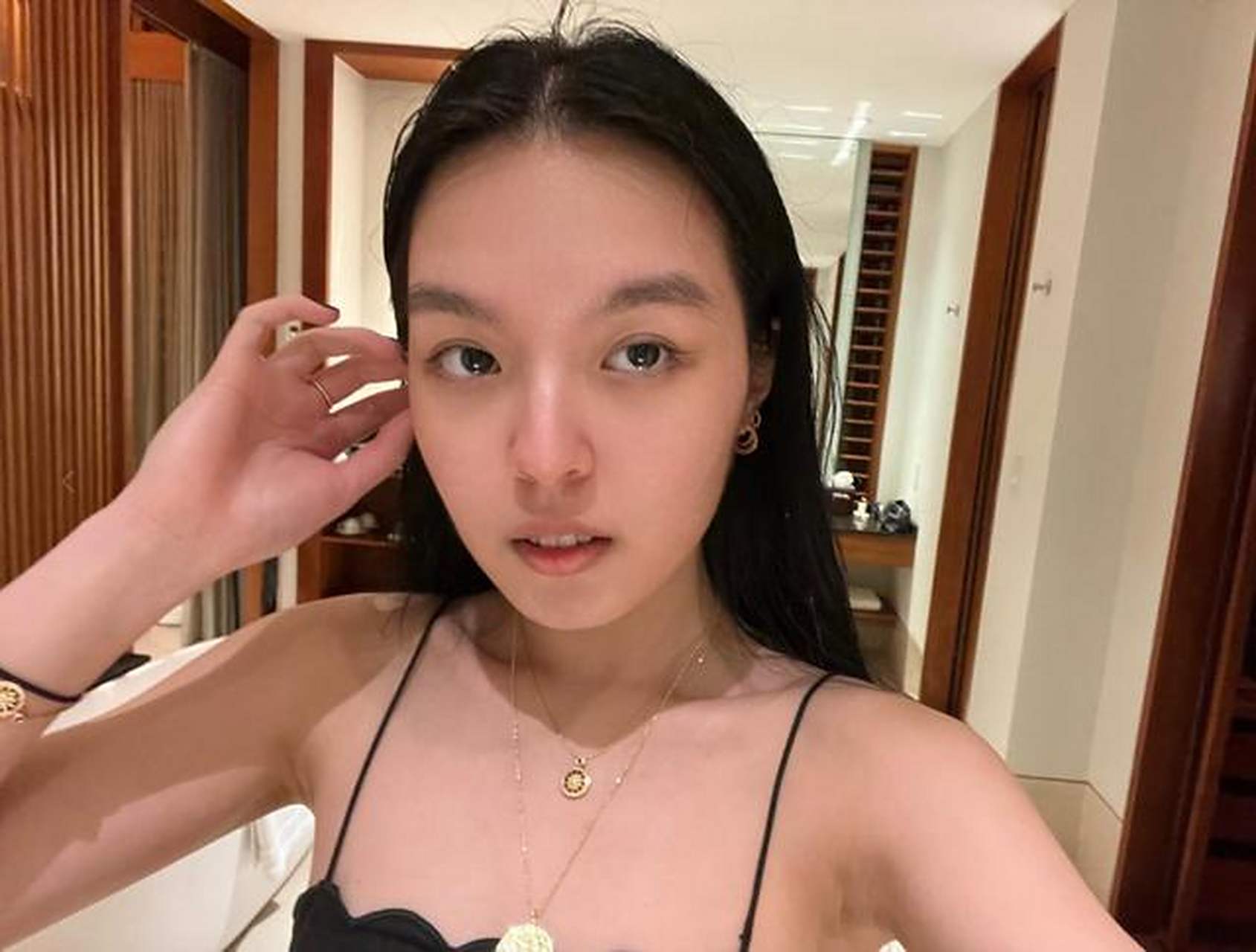 李咏女儿法图麦首次公开亮相,黑色露背裙展现身材线条,网友:酷似父亲