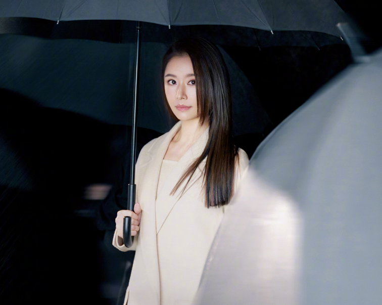 林心如穿浪姐3同款高定,戴芭比粉手套踩恨天高,3w包被指像20元