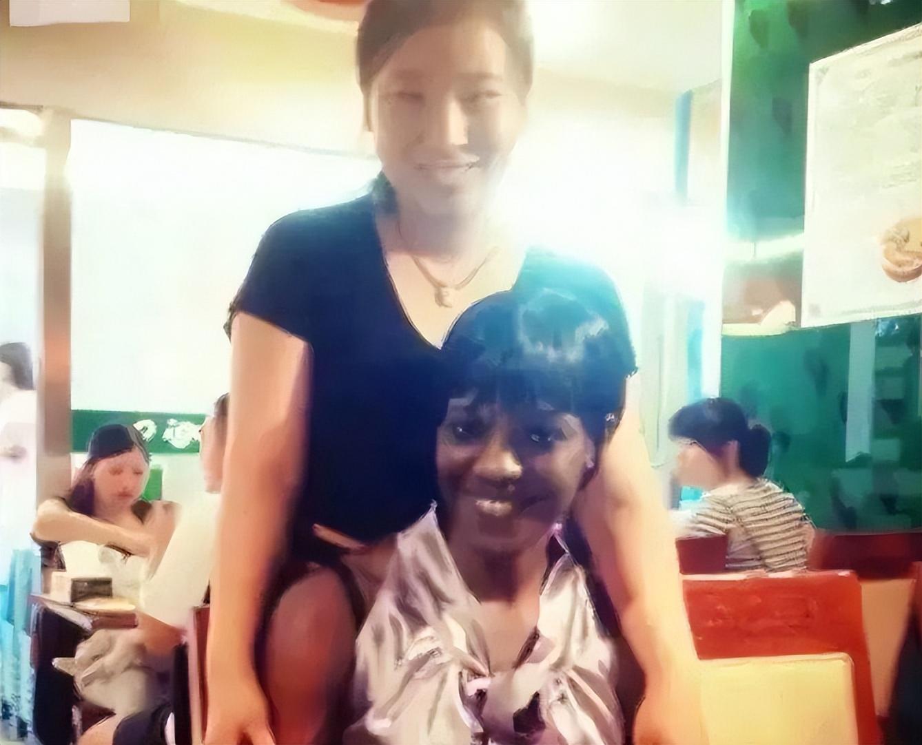 回顾15年河南女孩嫁非洲生俩娃路上有人行礼才知丈夫是皇室后代