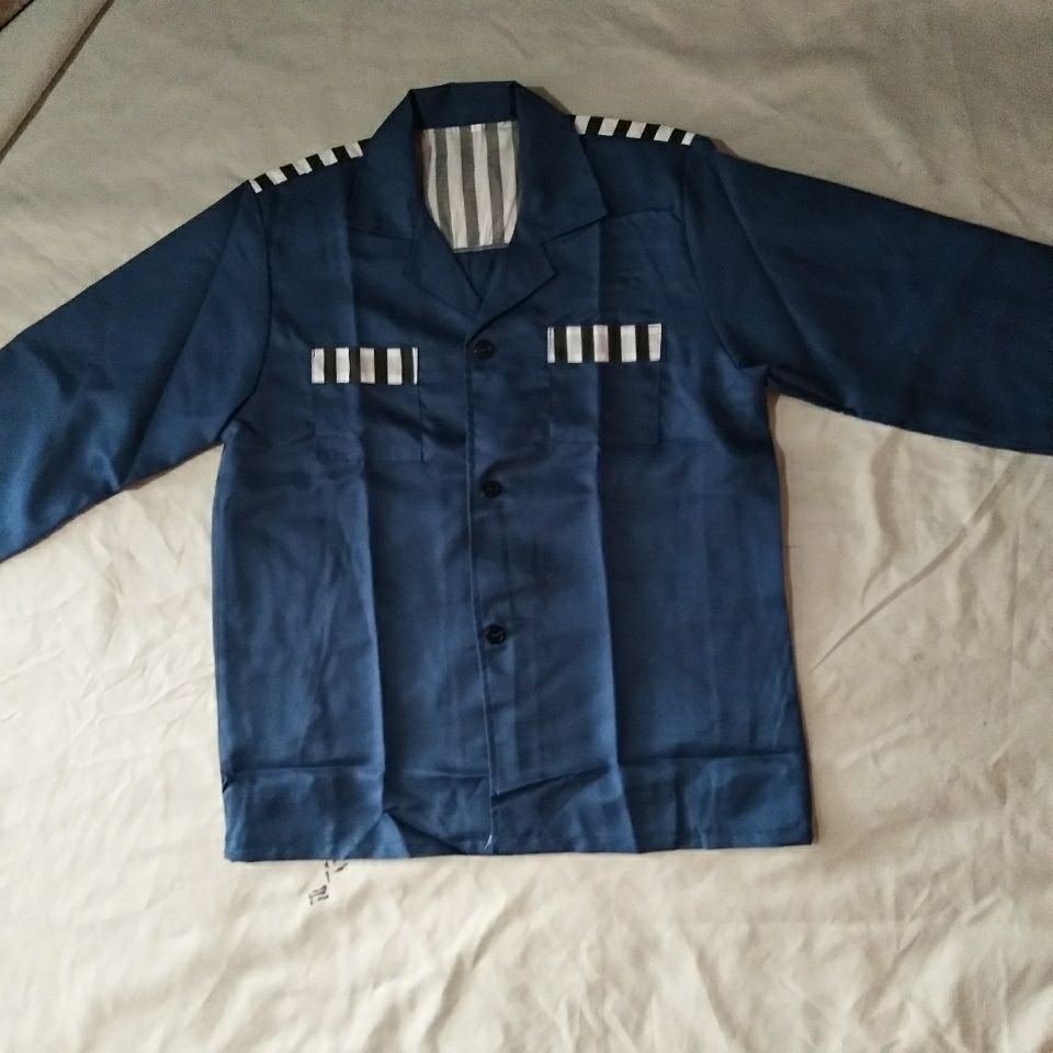 2008年,一名辽宁乞丐身穿囚服在桥下流浪,引来民警调查