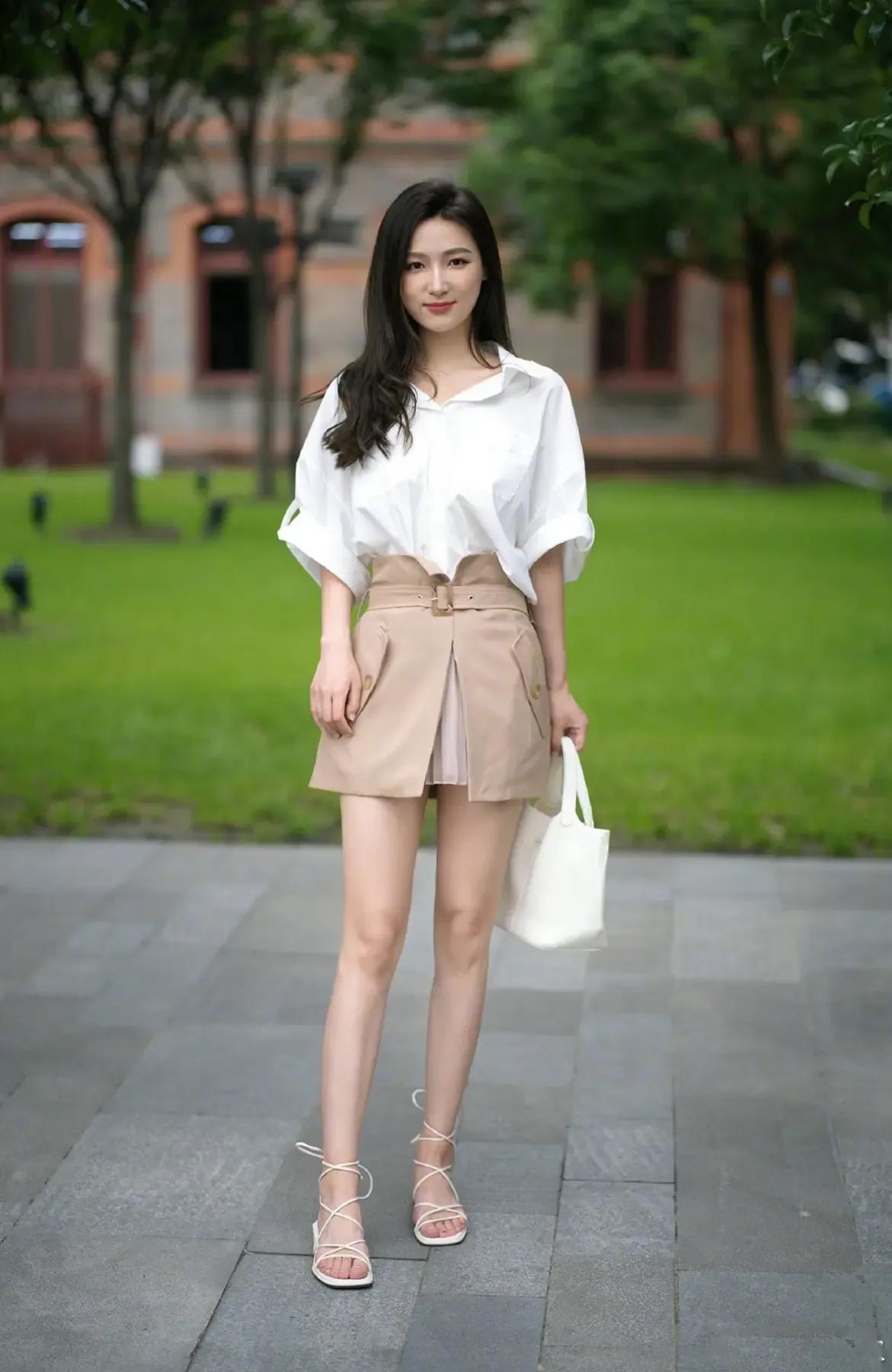 夏天是t恤和短裙的时节,教你4种搭配方式,让你穿出时尚感