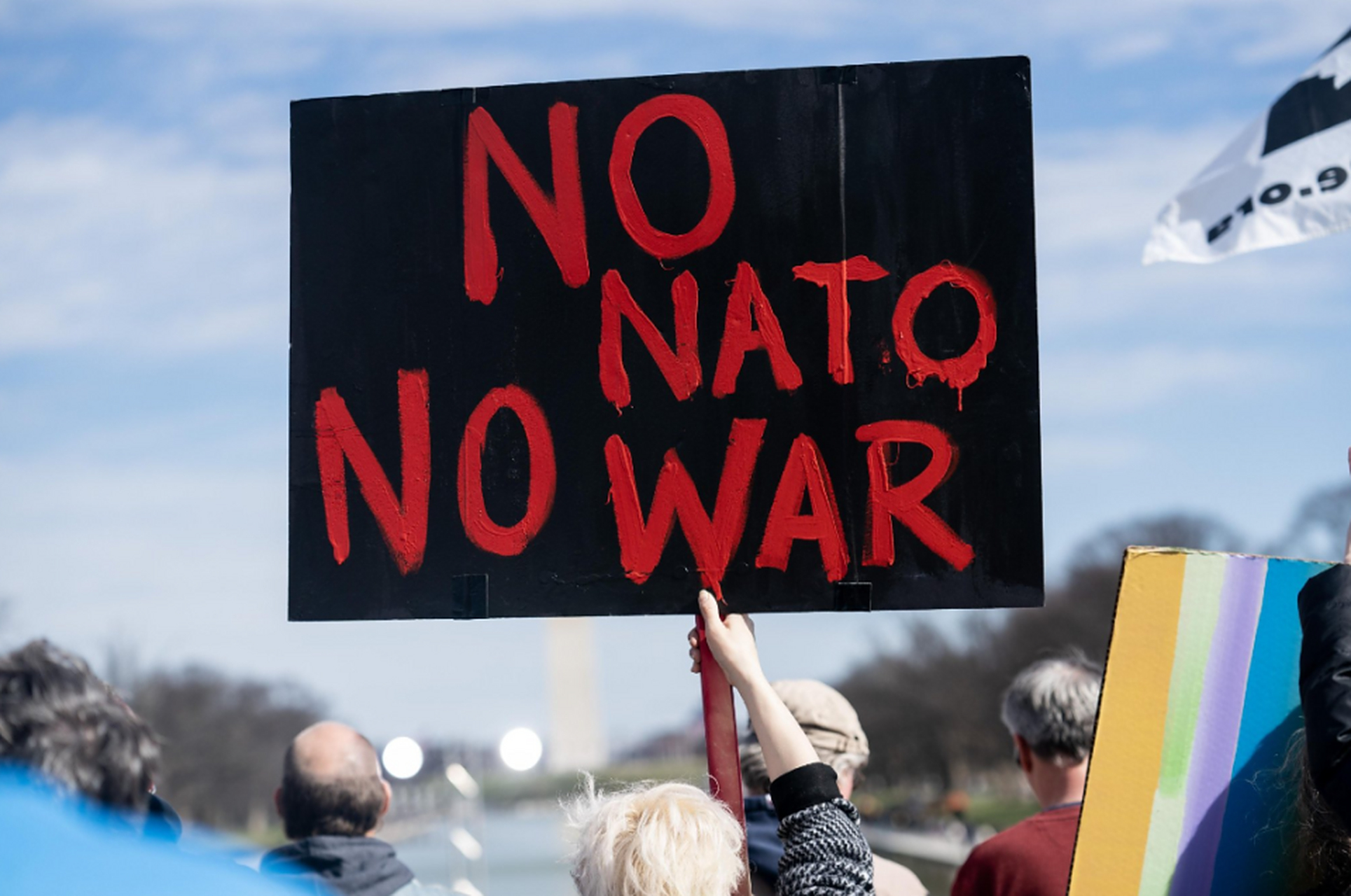 近日,法国多个城市爆发骚乱事件,成千上万的示威者