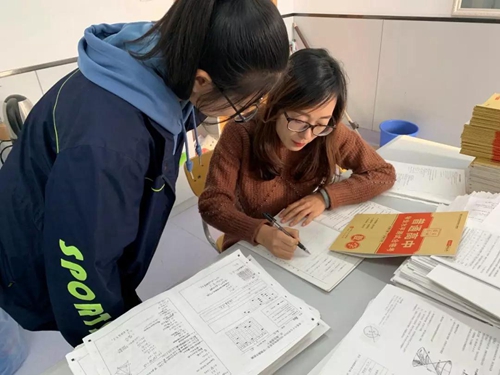 女教师批改试卷火了,独特的方式让人夸赞,都是别人家的老师!