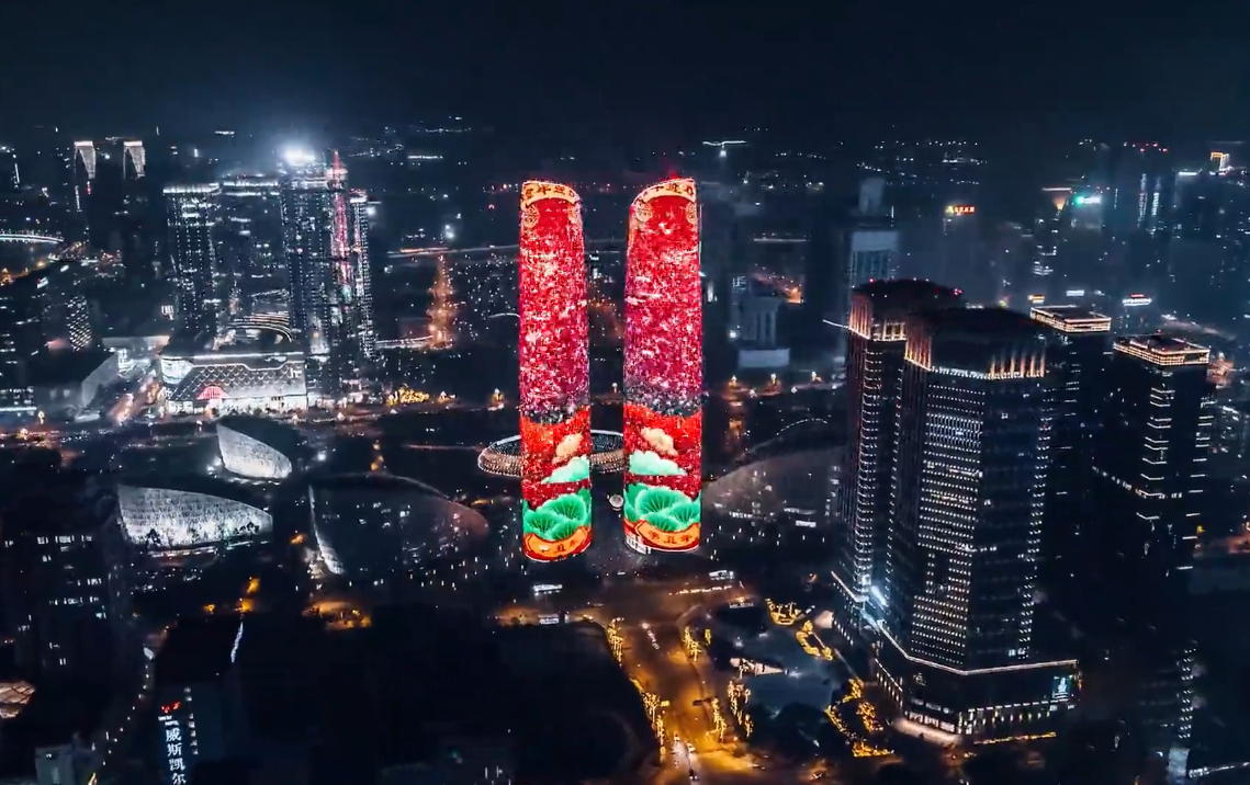 成都地标性双子塔灯光秀,218米摩天大楼变巨幕