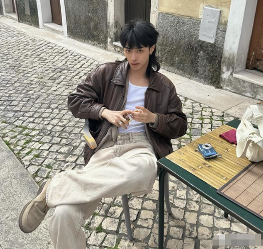 庾澄庆儿子庾恩利晒女装照,一身超短裙眼神迷离,网友:儿女双全