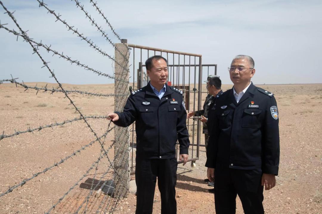 阿拉善盟行署副盟长,盟公安局党委书记,局长刘国明深入戍边夫妻警务室