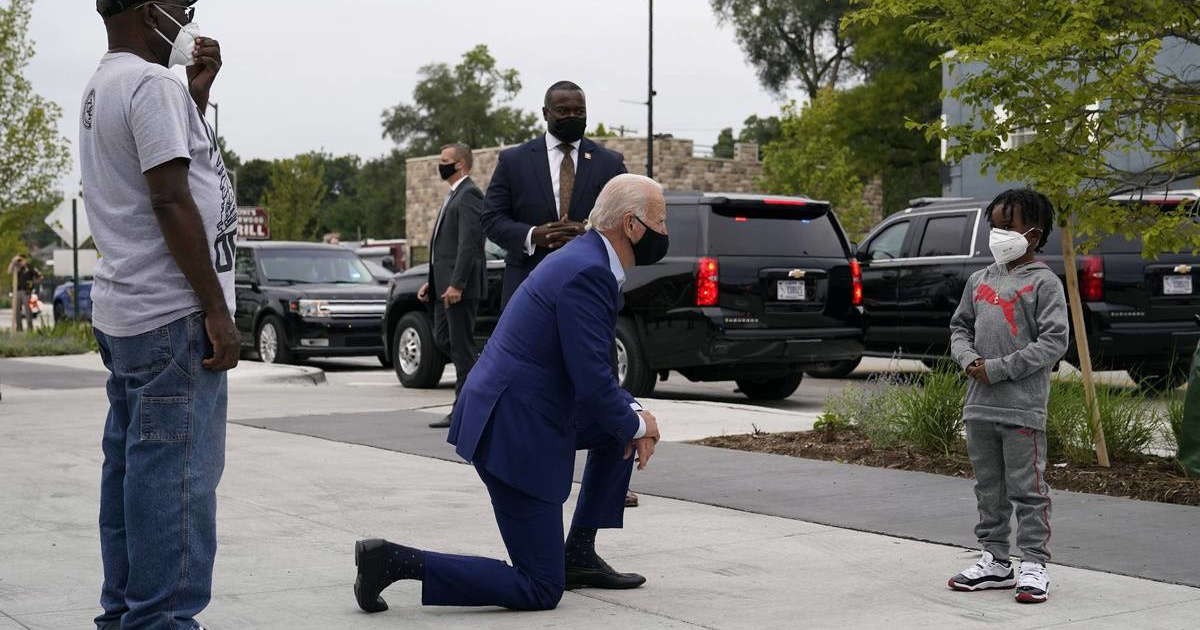 拜登又突然单膝跪地,以色列女官员十分享受,美国网友骂声一片