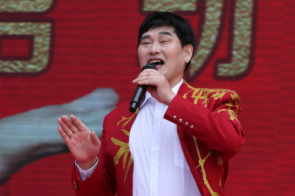 大衣哥太惨了,被患病老人耍赖堵门要钱60万,刚走一个又来一个!