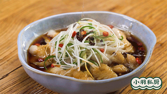 最后把油浇在鱼片上就可以吃啦.