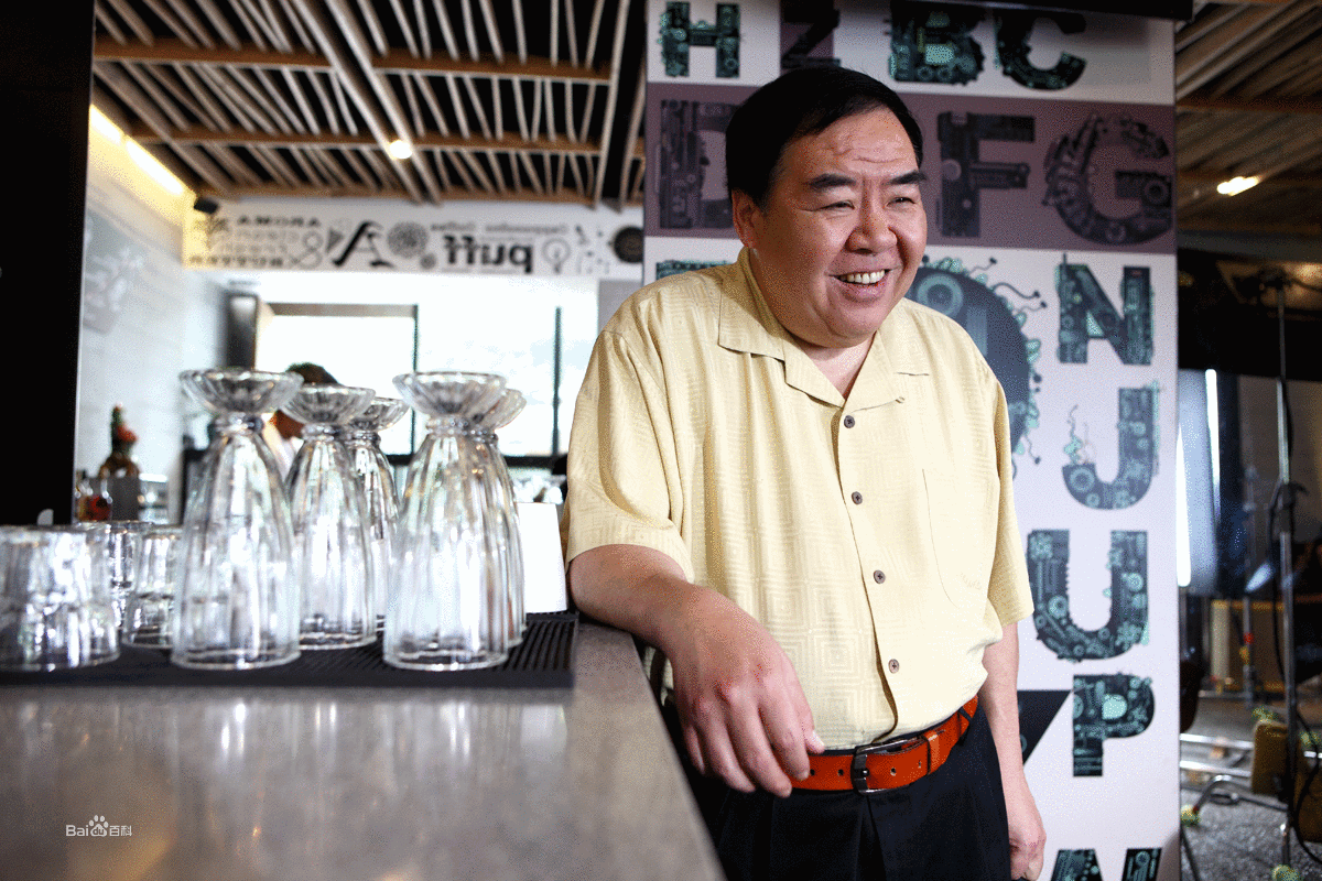 从穷小子到富翁,他两度获得金像奖最佳男配角,成就一代经典剧集