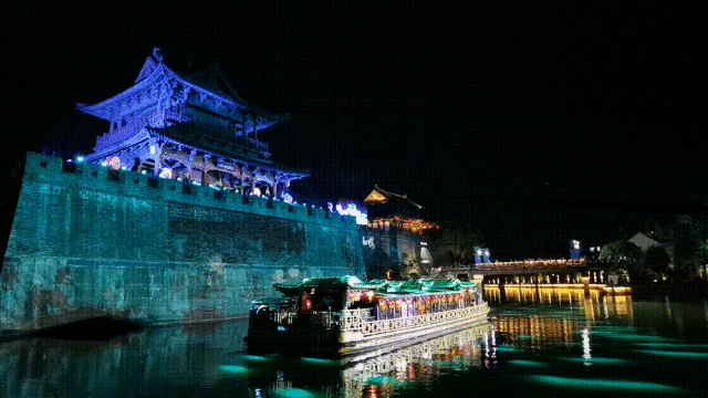 入夜,乘坐画舫夜游环城河.