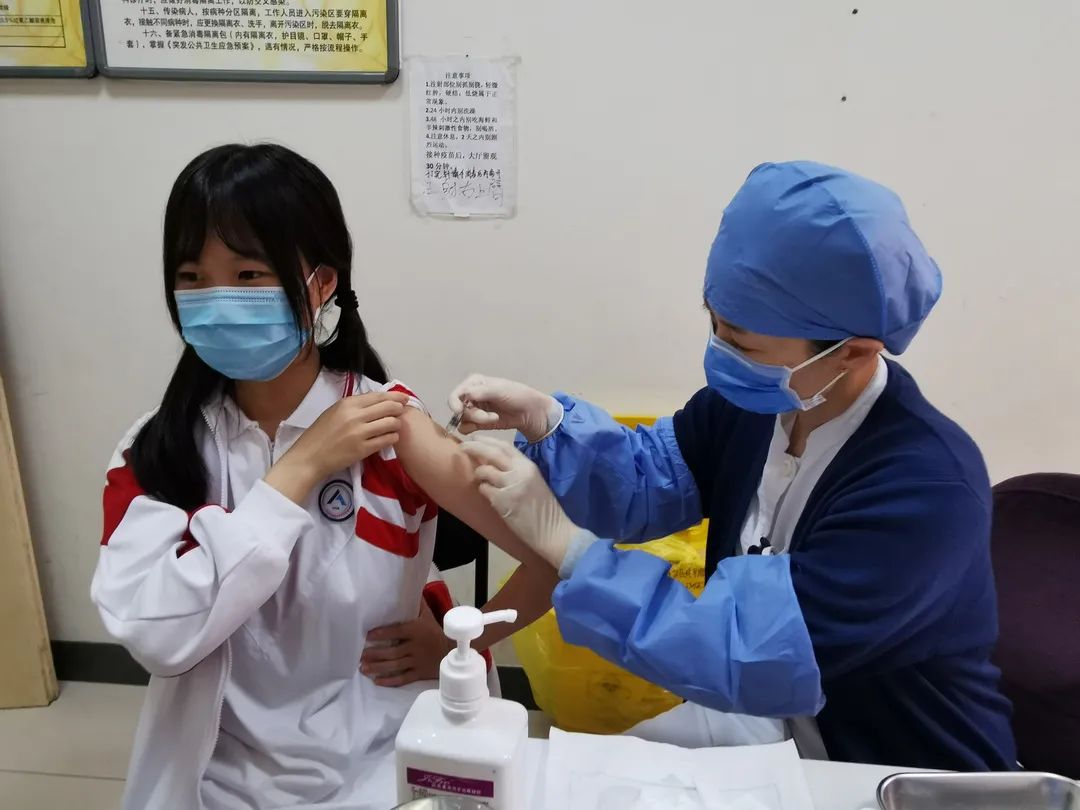 现场直击!北京经开区15至17岁学生开始接种新冠疫苗