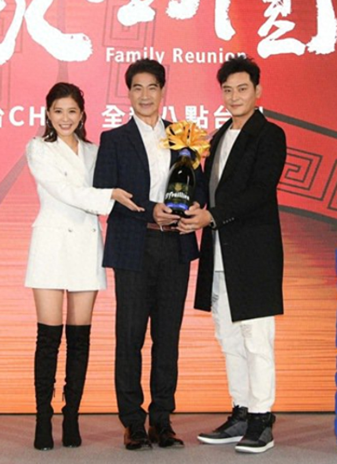 回顾59岁自然老去的俞小凡穿衣极简高级有品位如今反而越优雅