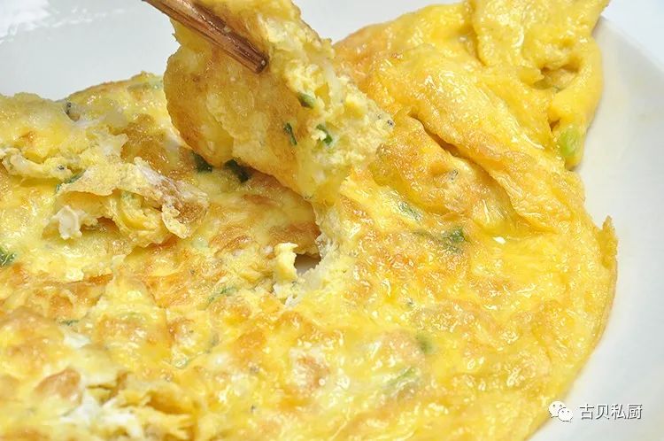 银鱼和鸡蛋一搅,就变成了一道家常味十足的银鱼煎蛋!