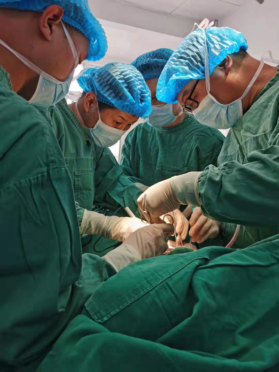 河南省胸科医院胸外科专家到南阳六院坐诊并开展复杂外科手术