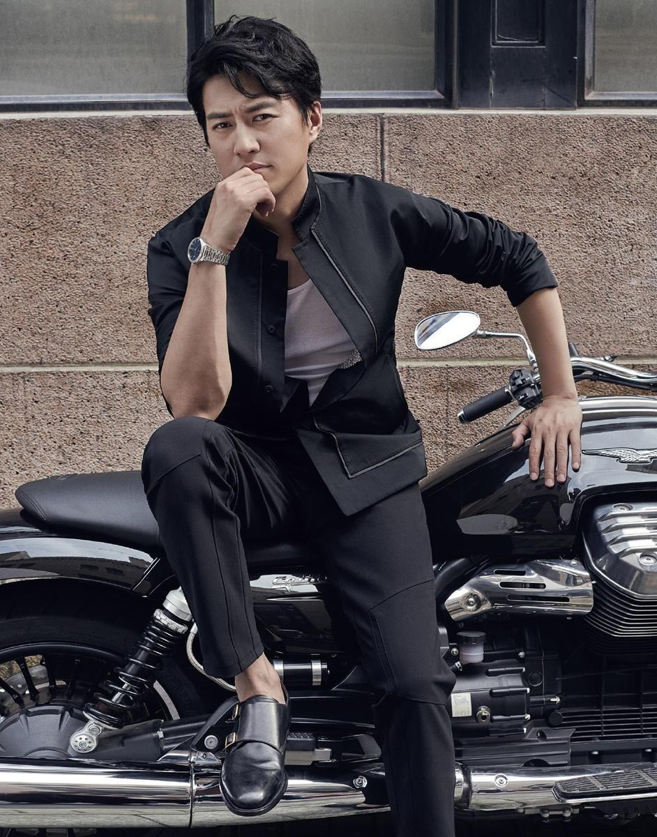 靳东家庭照曝光!外甥女长相精致不输明星,亲妹妹和他共用一张脸