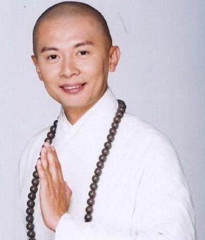 回顾富少何宝生:放弃百亿家产,38岁遁入空门,凌晨3点起床诵经